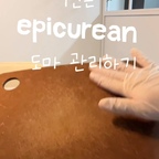 #현명한소비

귀차니즘으로 방치한
살림못하는 워킹맘 아주미네 #에피큐리언도마


비오는 일요일 오후🌧️
1년쓴 에피큐리언 도마에 우드오일 발라보았어요!

도마에 오일을 발라야한다고?
먹는 거에 쓰는건데 괜찮은가.. 
구지 꼭.. 나무오일을 발라서 관리해야하는건가...
싶었는데

해보고 나니 알 것 같아요! 🤭

두꺼운 나무도마는 무겁고 건조하기도 불편했는데,
에피큐리언 도마는 가볍고 건조도 빠른면이 좋았거든요.

나무오일로 잘 관리해서 뽕 뽑아야 겠어요 :) 


쿠팡에서 구매한 우드오일은 
정품 가격에 비해 가격이 1/5 🤎🤎🤎
케이스가 눌리고 찍힌 자국으로 배송되서 살짝 실망했지만
역겨운 냄새 없이 적은양으로 관리가 쉽고 끈적이지 않아서

비싼거 안사길 잘했다 싶어요 👏🏻👏🏻👏🏻

#주방템 #도마 #epicurean #cuttingboard #컷팅보드 #살림 #살림템 #나무도마 #원목도마 #아이들과사는집 #집꾸미기 #홈스타일링 #오늘의집 #FTC25기 #콘수프기록집 


