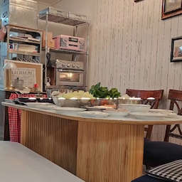 #온갖빈티지홈카페 #온갖빈티지 #콘수프기록집
#우드인테리어 #우드 #빈티지주방 #레트로주방
#쇠테리어 #쇠테리어주방 #어그리어블리 #키친랙
#유럽같은우리집 #앤틱가구 #빈티지무드 #코지홈
#예쁜그릇자랑 #프렌치인테리어 #빈티지인테리어
🤍 Happy ON.GOD Vintage time. 🤍
        :)♥︎
《홈카페 + 빈티지 무드》 = 온갖빈티지  ✔️
🎀🤍 " 빈티지에 미친 , 사람의 집. " ☕️🤎
■ 쇠테리어와 앤틱가구의 만남은 요런 느낌~❤️
<어그리어블리 스텐 키친랙>
<쿠진아트 에어 프라이어 그릴오븐>
시크한 빈티지 무드를 낼 수 있는 쇠테리어템과 함께
 앤틱서랍장에 레드체크 패브릭으로 스타일링했어요.
:)♥︎
♡==============================♡
 ✔️ 온갖빈티지  :   [ 코지 + 빈티지 = Lovely ] 
"나는 늙는 게 아니라 빈티지해지는거야. "
Io Non invecchiando, divento vintage.
I enjoy decorating my home.
로맨틱, 화이트, 우드, 쉐비, 코지, 러스틱..🤍
요즘 저는 이 빈티지한 단어들에 흠뻑 빠져있어요. 🤍🤎
빈티지 무드를 사랑하는 저에게는
빈티지는 제게 행복 그 자체, 저의 모든 것이에요.
if you love vintage.. 
▪︎On.God.Vin.T.G▪︎
#온갖빈티지홈 #빈티지인테리어 #우리집포토존
#빈티지 #홈카페 #홈스타일링 #홈카페인테리어 
  ♡==============================♡
 《 온갖빈티지홈 》
  프랑스 빈티지 무드~
  Paris Cafe.
   :)♥︎
온갖 빈티지가 난무하는...♥︎
빈티지 무드가 흥건한...♥︎
《 On.God.Vin.T.G 》
#빈티지무드 #홈카페꾸미기 #vintageinterior 