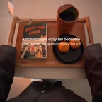 A homebody's cozy fall bedroom
가을이 기다려졌던 이유. 귤 까먹으며 침실에서 영화 보기

10월의 첫 귤을 먹었다. 제법 쌀쌀해진 날씨에 따뜻한 이불 속에서 차갑게 먹는 귤의 맛은 세상 달달하다.

좋아하는 영화도 보면서 미리 즐겨보는 집순이 겨울 루틴.

#오늘의집 #스페셜크리에이터 #오늘의집크리에이터 #오늘의우리집 #콘수프기록집 #침실인테리어 #집순이 #빔프로젝터 #빔테리어 #침실스타일링 #침실가구 #가을맞이 