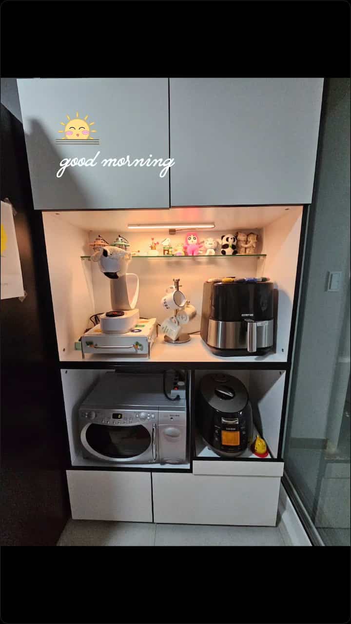 #コーヒーゾーン

ベランダ家電収納場に飾られたホームカフェゾーン
暖かいアメリカーノが飲みたいときはカプセル1本
三色照明で雰囲気もいいです。 ☕️ 

＃メイド＃日常＃日常記録＃ベランダ＃ベランダ飾り＃収納箱＃コーヒータイム＃家電収納場＃照明＃ドルチェグストコーヒーマシン＃カプセルコーヒーマシン＃コンスープ＃今日の庭＃今日の家 