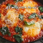 🌟달걀로 고급 브런치 만들기🌟

📌자세한 레시피는 프로필링크 블로그에 있습니다 
📌영상에서 사용한 재료는 프로필링크에서 구매가능 합니다 

이탈리아식 에그인헬인데요
토마토소스에 계란을 넣어 익히는 요리에요

저는 예뻐보이라고 이것저것 넣었지만 
올리브오일, 양파, 계란과 토마토소스만 넣어도 충분해요

이 4가지는 기본으로
나머지는 있으면 넣으면 됩니다
근사한 홈브런치메뉴로 좋아요✨️

✔️구운 깜빠뉴빵에 에그인헬 올려서 먹는게 제일 맛있더라고요
✔️불은 중약불입니다. 요리하면서 끓어오르면 약불로 줄여요

#오홈스토랑 #콘스프기록 #홈쿡 #집에서제일바빠 #오늘장면한컷 #오늘찾은취향 #오늘뭐먹지 #홈파티에진심인편 #콘스프챌린지 #요리 #레시피 
