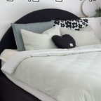 #호텔같은우리집 #콘수프기록집 

🛌 비염러들 주목!

제 코는 공기청정기급이라 먼지 느껴지면 바로 코찔찔이가 되고,
블랙 패브릭 침대라 먼지가 눈에 잘 띄다 보니
침구 고를 때 깐깐하게 골라요.

보통 알러지케어 되는 소재들이 빳빳하고 바스락거리는 게 많은데
이 아르페지오 배리어 침구는 
스위스 HeiQ 알러젠테크 기술로 알러지유발요소를 제거하여 
부드럽고 소음 없이 쾌적한 수면이 가능해요.

모달 100% 솔리드와 60수 아사면 스트라이프로
양면 다른 디자인으로 침실 무드 연출이 가능해요!
가볍고 포근하게 몸을 착 감싸는 게 바로 숙면각이라고요🛌

세탁이 편리하고, 무봉제라 솜뭉침 현상도 적어요.
100% 국내생산으로 높은 퀄리티인데
가격까지 합리적이라 추천드려요.

#아르페지오 #모달침구 #침구추천 
