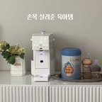 밤중 수유할 때마다
“조금만 더 편했으면…” 싶었던 순간들이 있더라구요🥲

요즘은 이거 하나로 훨씬 여유 생겼어요 🫶
에디슨플러스 분유포트 🤍

분리형 가열판이라 세척할 때 진짜 편해요
설거지할 때 분리해서 슥- 씻어주면 끝✨
테프론 코팅이라 물때도 잘 안 남고, 질감도 매끈해서 관리가 쉬운 느낌이에요

무엇보다 마음 놓이는 포인트는
내부에 물이 남지 않는 구조!
잔수 없이 깨끗하게 배출돼서 위생적으로 안심 🍼

통유리라 가열할 때도
미네랄 끼임 없이 맑게 유지되는 게 눈에 보여요
이건 직접 보면 더 만족감 큰 부분💧

원터치 자동 출수라
아기 안고 있어도 한 번에 분유 준비 끝 🙌
온도, 용량도 1°C / 1ml 단위로 맞출 수 있어서
정확하게 타는 것도 너무 편해요

그리고 밤에 빛나는 아이템🌙
어두운 환경에서도 조작 편해서
야간 수유 스트레스가 확 줄었어요

마지막으로
이 포트로 바로 준비해서 수유까지 이어지는 루틴 ✨⭐️ 확실히 시간도 단축되고, 엄마 마음도 여유 생겨요 작은 차이인데 육아할 때는 이런 게 진짜 크게 느껴져요🥹

#육아템 #육아템추천 #육아템공유 #육아 #육아맘 
#출수형분유포트 #출산선물 #맘마존 #분유포트 #헤겐 #헤겐젖병 #맘마존필수템 #아기랑사는집 #콘수프필름