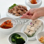 맛있는 김치 하나만 맛있어도 밥상이 든든해지죠🥢🤍

매일 먹는 김치라 더 맛있게 즐기고 싶은 마음 :)
요즘 우리 집 밥상에 빠지지 않는 종가 포기김치예요.

우리 농산물로 만든 포기김치라 더욱 반갑고,
포기째 꺼내 결대로 쭉 찢어 먹으면
아삭한 식감에 입맛까지 살아나는 느낌이에요☺️

멸치액젓과 새우액젓을 사용해
시원하고 깔끔한 맛이 매력적인 중부식 시원한 포기김치부터

진한 멸치 육젓과 밴댕이, 황석어, 갈치, 새우 등
다양한 젓갈을 더해 깊고 진한 감칠맛을 살린
전라도 포기김치까지!

따끈한 흰밥에 척 올려 먹어도 맛있고
고기나 두부에 곁들여 먹어도 잘 어울려요🤍

쿠팡 기준 900g부터 4kg까지 다양한 용량으로
우리 집 식탁에 맞게 선택할 수 있으니
취향에 맞는 종가 포기김치를 골라보세요.


#콘수프기록집 #오늘의우리집 #집밥 #밥상 #김치 #김치추천 #종가김치 #요리 #한식 #온더테이블 