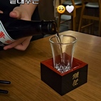 #쮸스토랑 
쮸스토랑의 지난 일주일!
예쁜템 소개와 함께 일상 기록해요

1. 마쓰잔에 담아주는 사케 처음 마셔봤는데 넘 신기!
2. 오픈 전인 신상 오토캠핑장에 초대돼서 미리 다녀왔어요! 고양이 친구가 고기 달라고 엄청 귀엽게 우는데 제 목소리가 같이 나와서 어쩔 수 없이 효과음으로 대체...
3. 칠곡낙동강평화축제에서 연예인 잔뜩 보고 왔어요!! 
4. 언니한테 선물받은 고급 올리브오일
5. 촉촉한 황치즈칩 진짜 맛있다!!
6. 모던하우스 고양이템 귀여워🤍

#콘수프기록집 #예쁜템최고야 #일상기록 #마쓰잔 #사케잔 #캠핑 #캠핑장 #오토캠핑 #감성캠핑 #칠곡여행 #칠곡가볼만한곳 #칠곡축제 #올리브오일 #촉촉한황치즈칩 #모던하우스 #우리집뚱냥이 #모던하우스컵 #모던하우스그릇 #고양이접시 #고양이소스볼 #고양이컵 #고양이아이템 #맞팔