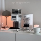 집에서 즐기는 홈카페 ☕️
이렇게 주방에 작은 공간을 만들어 놓으니 
너무 편하고 좋아요

#콘수프기록집 #커피머신 #그라인더 #스트링시스템 
#홈카페 #홈카페존 #주방인테리어 #홈카페인테리어 
#홈커피 #커피잔
