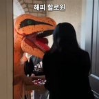 📍미국 해피 할로윈 👻
집 앞마당부터 현관까지,
집집마다 개성 넘치는 할로윈 장식들.
문 앞에 나타난 귀여운 공룡도 반갑고,
해가 지면 켜지는 조명은 조금 으스스해요 🎃코스튬을 입고 이웃집을 찾아가는 아이들.
장식 구경하는 재미까지 더해져
어른도 함께 들뜨는 할로윈 밤이에요 🍬
#미국할로윈 #해피할로윈 #트릭오어트릿 #할로윈장식 #할로윈파티🎃 #할로윈소품 #할로윈데코 #할로윈 #할로윈인테리어