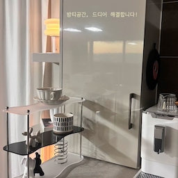 #주방리모델링
늘 거슬렸던 공간, 쉬즈홈 커튼으로 분리해 봤어요🤍
커튼은 세탁 후 건조기 돌리지 않고
바로 널어두면 자연 건조로 잘 말라요.
남편을 기다리지 못하고 짧은 다리로 직접 설치할 만큼 간편해서 더 뿌듯🤭
이렇게 또 하나의 공간 고민을 해결했답니다!
.
.
 #커튼추천 #공간분리 #공간분리커튼 #커튼인테리어 #홈스타일링 #집꾸미기 #홈인테리어 #인테리어소품 #감성인테리어 #살림템추천 #집스타그램 #오늘의집 #엘렌홈 #ftc