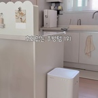 집안일 중에 가장 귀찮은건?

전 음식물쓰레기 버리기요,,👀

매일 조금씩 나오는 음식물 쓰레기
버리러 나가긴 귀찮은데 
또 그냥 두면 벌레 꼬이고ㅠㅠ 

애매하게 남을 땐 나갈까 말까 맨날 고민이었는데,,
린클 이지 음식물처리기 쓰고 나선
음식물 생길 때마다 바로 넣어주면 되니깐
진짜 편하더라구요 !

버튼 눌러서 투입구 열고 넣기만 하면 끝🫧
과일 껍질부터 손질 하고 남은 야채,
맵고 짜고 단 음식도 다 가능하고
냉장고 정리 할 때마다 나오는 오래된 식재료까지

미생물이 음식물을 분해하는 방식이라 따로 번거롭게 처리할 필요 없고 린클 음식물처리기 중 가장 작은 사이즈라 주방에 두기에도 부담없어요🤍

하루 최대 1kg까지 분해할 수 있고
도서관보다 조용한 평균 소음 27dB
필터 교체는 1년에 딱 한번, 한달 내내 돌려도
커피 한잔 값 밖에 안되니깐
이래서 다들 음식물처리기 쓰나 봐요🫶
⠀
⠀
▫️린클 이지 음식물처리기
🔖 @reencle_official
⠀
⠀
#콘수프기록집 #린클이지 #린클음식물처리기 #음식물처리기 #주방템 #살림템 #음처기 #음쓰처리기 #주방인테리어 #신혼집주방 #주방가전 #신혼가전 #신혼가구 #화이트주방 #셀프인테리어 #모던인테리어 #화이트인테리어 #집꾸미기 #맞팔 #신혼집꾸미기 #신혼집인테리어 #주방꾸미기 #화이트주방 #주방용품 #미생물처리기 #미생물음식물처리기 #주방구조 #주방가구 #키친인테리어 #부엌
