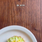 이 조합 정말 맛있어요!🌟맛있게 단백질 챙기는 아보카도계란 토스트 만들기

📌1천여개의 자세한 레시피는 프로필링크 블로그에 있습니다 


🥑 재료
삶은계란 2개
올리브오일 2
깜빠뉴 2장

꿀 (선택)
후추 (선택)

🥣아보카도 스프레드
아보카도 1개
다진양파 1
소금 1꼬집
후추 톡톡

🥑아보카도 계란토스트 만들기
1. 삶은계란은 곱게 다진다
2. 볼에 아보카도, 다진양파, 소금, 후추를 넣고 섞어 스프레드 만든다
3. 팬에 올리브오일 두르고 빵을 앞뒤로 굽는다
4. 구운 빵 위에 스프레드를 바르고 다진 계란을 올려준다
5. 취향껏 후추와 꿀을 뿌리면 완성

✔️삶은계란은 양이 넉넉한 편이니 위에 올리고 한번 꾹 눌러주세요
그래도 남은면 단백질 챙길겸 그냥 드시길
✔️스프레드에는 토마토, 그릭요거트 등을 추가해도 좋아요
✔️꿀은 선택이긴한데 뿌려야 훨 맛있어요
✔️먹기 직전 스프레드를 올려야 바삭하게 먹을 수 있어요
✔️빵은 통밀빵 깜빠뉴 사용하면 혈당도 천천히 오르고 맛도 좋더라고요

#오홈스토랑 #콘스프기록 #홈쿡 #집에서제일바빠 #오늘장면한컷 #오늘찾은취향 #오늘뭐먹지 #홈파티에진심인편 #콘스프챌린지 #요리 #레시피 