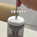 아이가 알아서 연필 깎는 육아 신세계 ✨
요즘 저희 첫째가 곧 초등학교 들어간다고 글씨 연습도 열심이고, 그림 그리기에 푹 빠졌지 뭐예요 ✏️🎨
매일 연필이랑 색연필을 수십 개씩 들고 와서 깎아달라고 하는데...
수동 연필깎이로 손가락 아프게 돌리다 결국 부러지고 고장까지 😭
연필 깎아주다 하루가 다 가는 느낌이라 참다못해 들인 Oyeah 전동 연필깎이!
연필을 꽂기만 하면 자동으로 들어가서 깔끔하게 깎이고 쏙 나오는 방식인데 너무 편해요!
7세 아이도 스스로 연필 꽂아서 깎으니 ”엄마 깎아줘~“ 소리가 쏙 들어갔답니다 🥹
투명 통이라 톱밥 차는 것도 눈으로 바로 보이고, 상단 링을 반시계 방향으로 돌려 뚜껑만 열면 깔끔하게 비울 수 있어요 👍
네이버 쇼핑에 비슷한 자동 연필깎이가 48,500원 정도 하던데,
저는 쿠팡에서 14,800원에 완전 득템했지 뭐예요 🤍
손목 건강 챙기고 싶은 맘님들, 초등 입학 준비물로 진짜 꼭 강추드려요! 💕
쿠팡에서 전자동 연필깍이 검색!!
#내돈내산 #Oyeah전동연필깎이 #전동연필깎이 #초등입학준비 #육아템추천 #콘수프기록집 #현명한소비