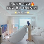 #현명한소비 #콘수프기록집
🔥 그 유명한 거치대, 드디어 할인 가져왔어요!!

원래 할인 공동구매 진행이 어려운 제품인데
제가 정말 꼭 소개해드리고 싶어서 열심히 협의한 끝에
드디어 특별 할인가로 데리고 왔어요🥹💗

심지어 조명까지 포함된 풀세트는 무려 30% 할인!!
이번 기회 놓치지 마세요🔥

📅 공동구매 10/21(수) ~ 10/25(일)
⏰ 10월 21일 오전 10시 오픈 예정

💌 댓글에 ‘거치대’ 남겨주시면
오픈과 함께 구매 링크 보내드릴게요!

🎁 이번에는 특별한 이벤트도 준비했어요!

☕ EVENT 01 | 소링이네가 직접 준비했어요🤍

공동구매 구매인증 선착순 10명에게
스타벅스 아메리카노 기프티콘 증정!

✔️ 구매 후 이벤트 게시물에 댓글 작성 필수
✔️ 댓글 양식 : 구매완료*핸드폰번호 뒷 4자리
✔️ 선착순 10명 한정 증정

🎁 EVENT 02 | 라이트밸런스 특별 이벤트💗

구매 후 인스타그램 스토리로 구매인증해주시는 분들 중
추첨을 통해 3명에게 프리앵글 거치대 전용 수납함 증정!

✔️ 구매인증 스토리 업로드
✔️ @sol2__home 소링이네 태그 필수
✔️ 라이트밸런스 공식 계정 태그 필수
✔️ 참여자 중 추첨을 통해 3명 선정

━━━━━━━━━━━━━━

💰 소링이네 공동구매 특별 할인가

🤍 OPTION 01 | 프리앵글 FAS-360 단품
정상가 108,000원 → 공구가 91,800원
🔥 15% 할인 / 16,200원 절약

🤍 OPTION 02 | 프리앵글 + SL-750 조명 + 전용 마운트
정상가 160,600원 → 공구가 112,420원
🔥 30% 할인 / 48,180원 절약

✨ 단품에서 단 20,620원만 추가하면
SL-750 조명과 전용 마운트까지 함께!

━━━━━━━━━━━━━━

크리에이터들 사이에서 유명한 바로 그 거치대!
라이트밸런스 프리앵글 FAS-360🤍

평소 촬영하면서 원하는 각도가 안 나와서
거치대를 이리저리 옮기고 조절하느라
불편했던 적 정말 많으시죠?🥹

저도 이번에 직접 사용해보니
왜 이렇게 유명한 제품인지 알겠더라구요🙌🏻

✔️ 레버 없이 자유롭게 360도 각도 조절
✔️ 항공뷰·측면뷰·정면뷰까지 다양한 촬영 구도
✔️ 최대 64.5cm 가로봉으로 넓은 촬영 범위
✔️ 맥세이프 & 집게 방식 모두 가능한 2in1 거치
✔️ 깔끔한 디자인으로 인테리어까지✨

특히 요리 영상이나 제품 리뷰 촬영할 때
혼자서도 원하는 구도를 잡기 편해서 너무 좋았어요!

여기에 스냅라이트 SL-750 조명까지 장착하면
별도의 조명 스탠드 없이 촬영 세팅까지 가능해요💡

조명은 3가지 색온도와 10단계 밝기 조절이 가능하고
충전식이라 무선으로도 사용할 수 있답니다

단품으로도 충분히 좋지만
조명까지 필요하셨던 분들은 풀세트가 훨씬 알찬 구성🔥

평소 눈여겨보셨던 분들이라면
이번 기회 꼭 놓치지 마세요🥰

💌 댓글에 ‘거치대’ 남겨주시면
10월 21일 오전 10시 오픈과 함께
특별 할인가 구매 링크 보내드릴게요🤍

#라이트밸런스 #프리앵글거치대 #촬영거치대 #스마트폰거치대 #공동구매