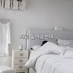 자고 일어났는데 목이랑 어깨가 뻐근한 날이 많아서
이번에 베개를 바꿔봤어요🤍

슬립티어 와이드 프리미엄 더블레이어 경추베개는
손으로 꾹 눌러봤을 때 탄탄하게 다시 올라오는
복원감이 느껴졌고, 직접 누워보니 목을 편안하게
받쳐주는 느낌이 좋더라구요

무엇보다 침대 위에 두었을 때
디자인이 깔끔해서 침실 분위기에도 잘 어울렸어요🛏️

매일 사용하는 베개라 그런지
이왕이면 편안함도, 디자인도 같이 챙기고 싶었는데
선물용으로도 괜찮을 것 같아요🤍

#콘수프기록집 #예쁜템최고야
#경추베개 #베개 #스툴 #침대스툴 #침구 #이불
#에어컨커버 #커버 #서랍장 #수납장 #조명 #탁상조명
#러그 #패턴러그