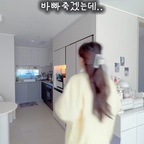 주방 수건걸이 자꾸 떨어지는 집 저희 집만 그런가요? 😂

몇 번을 다시 붙여도 자꾸 떨어져서 스트레스였는데
드디어 정착할 수건걸이 찾았어요! 🤍

📌 댓글에 와이어 남겨주시면 구매링크 보내드릴게요 💌

🛒 소링이네 공동구매 OPEN
📅 10/24(토) ~ 10/28(수)
💰 공구가 11,900원

✨ 무타공 릴와이어 & 스마일 핸드타월 세트

✔️ 무타공 설치로 벽에 구멍 낼 필요 없이!
✔️ 최대 65cm까지 쭉 늘어나는 릴와이어
✔️ 손을 놓으면 자동으로 제자리로 쏙!
✔️ 집게형이라 수건 교체도 간편하게
✔️ 주방, 욕실 어디서든 활용 가능
✔️ 귀여운 스마일 디자인으로 인테리어 효과까지

무엇보다 필요할 때 쭉 당겨서 손 닦고
놓으면 알아서 돌아가니까 너무 편하더라구요 🥹

수건이 여기저기 굴러다닐 일도 줄어들고
좁은 공간에서도 깔끔하게 사용할 수 있어요!

게다가 이번 구성은 무려 👀

🤍 무타공 릴와이어 3개
💛 스마일 핸드타월 2개

총 5개 구성에 11,900원!

핸드타월은 부드러운 촉감에 수분 흡수도 잘되고
걸이형이라 보관이나 건조도 편리해요

주방 수건걸이 때문에 스트레스받으셨다면
이번 공구 놓치지 마세요 🫶

💌 댓글에 와이어 남겨주시면 구매링크 보내드릴게요!

#주방꿀템 #살림템추천 #무타공수건걸이 #주방인테리어 #핸드타월