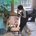 #스페셜크리에이터

주중엔 일하고, 주말엔 크리에이터가 되어요.
금요일 출근길엔 주말에 어떤 주제로 촬영할지 미리 생각하곤 해요.
뭔가 특별한 걸 담고 싶지만, 사실 특별할 게 없는 평범한 일상이죠. 😆

평범한 주제 하나를 정하고 나면, 수많은 평범함들이 시선에 들어와 부지런해질 수 있어요.
정면에서 찍고, 측면에서 찍고, 때로는 항공뷰로도 담아봐요.
저는 사진 보정하는 시간을 참 좋아하는데요.
제 취향대로 컬러를 입혀주고 나면 비로소 마음에 쏙 드는 사진들이 탄생해요.

때마침 택배가 도착했으니, 이번엔 택배 상자를 열어봅니다.
우아하게 언박싱을 해보지만, 갬성 따위 통하지 않는 시대잖아요?
뜬금포 저글링으로 또 하나의 장면을 만들어봅니다.
이제 손이 노래지도록 귤을 까먹는 계절이 왔네요. 🍊

별것 아닌 순간들도 카메라에 담으면,
어느새 특별한 장면이 되어 있더라고요.
오늘도 평범한 일상을 지내는 당신도 크리에이터가 되어 특별한 일상을 기록해보시겠어요?

#오늘의집 #오늘의집크리에이터 #촬영팁 #거실인테리어 #아파트인테리어 #복층아파트인테리어 #복층아파트 #거실소파 #거실테이블 #거실쇼파 #사이드테이블 #우드거실인테리어 #원목거실테이블 #모던인테리어 #모던내추럴 #모던네추럴 #맞팔 #맞팔환영 #소통 #오늘의가든 #시트리앙 #제주감귤 #고재거실테이블 #티크고재 #거실소파테이블 #빈티지테이블 #티크거실테이블 #고재테이블 #늘신선

