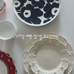 우리집 예쁜 접시들 보고가세요
🍽️🍽️🍽️🍽️🍽️🍽️🍽️🍽️🍽️

기분내면서 맛있는 음식 담아 먹기 좋은
접시들 소개해요🤍

🏷️플레르디아망 펀칭 프릴 접시
가에 펀칭이 있어서 부스러기 많은건 못담지만
예뻐서 자주 쓰는 접시에요🤍

🏷️마리메꼬 우니꼬 오이바
트레이로 써도 될만큼 커다래서
햄버거먹을때 브런치먹을때 잘써요

🏷️앨리건트테이블 꽃접시
선물받은접시인데 특이해서 기분내기 좋아요
과일이나 디저트 담아먹어요

🏷️아이스크림 모양 볼
이거 성수동소품샵에서 산건데 어디였더라..
암튼 귀여워서 데리고올수밖에 없었던..🤍
블루베리나 견과류 담아 먹을 때 자주 써요

🏷️빌레로이앤보흐 크리스마스접시
크리스마스 트리를 꺼낼때가 다가오고 있죠🫶🏻
이제 식탁에도 자주 등장할 빌보 접시에요♥️
트리 다들 언제 꺼내시나요
저희는 11월에 꺼내려구요 > <

빌레로이접시 빼고는 전부 식세기 사용해요👍🏻

#예쁜그릇자랑 #식탁위예술
#예쁜접시 #플레르디아망 #마리메꼬 #소품샵 #빌레로이앤보흐 #빌보 #디저트접시 #과일접시 #맞팔