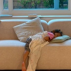 가성비로 골랐는데, 가장 만족하는 가구가 됐어요. 🛋️
이사하면서 새로 장만한 소파예요.

아직 배변훈련 중인 둘째가 있어서 비싼 소파는 조금 부담스럽더라고요. 언제 어디서 실수할지 모르니까요. ㅎㅎ

그래서 디자인도 마음에 들면서 가격 부담은 적은 소파를 찾았어요.

그런데 막상 사용해 보니 생각보다 훨씬 만족스럽네요.

밝은 색상이라 거실 분위기에도 잘 어울리고, 넉넉한 크기 덕분에 아이들과 함께 앉아 시간을 보내기에도 좋아요.

아이들이 놀다가 잠들기도 하고, 책과 장난감을 잔뜩 늘어놓기도 하는 곳.

우리 가족이 하루 중 가장 많은 시간을 보내는 가구라 그런지, 지금은 집에서 가장 아끼는 가구 중 하나가 되었답니다.

비싼 가구가 아니어도 우리 가족의 생활에 잘 맞으면 그걸로 충분한 것 같아요. 🌿

#오늘의집 #가장아끼는가구 #소파인테리어 #패브릭소파 #거실인테리어 #아이있는집 #자라는집