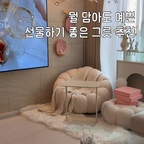 #예쁜그릇자랑 #식탁위예술 

담기만 해도 예쁜 그릇🍽️✨

연말이 다가오면 집에 손님 맞이할 일들이 많아지잖아요☺️
저는 요리를 그리 잘하는 편은 아니여도 손님에게 차려드리는 식사는 근사해 보이고 싶은 욕심이 있어요🤍

저는 그래서 음식을 담는 그릇에 신경을 많이 써요!
예쁜 그릇에 담으면 2배 맛있어보이는 효과가 있더라고요🪄

매년 연말 시즌 다가오면 자주 꺼내게 되는 제품이 있어요.
바로 이미저리코드랍니다🕊️

그릇마다 새겨져 있는 이환희 작가님의 그림 덕분에 그냥 꺼내놓기만해도 식탁 위가 아름다워져요~
꽃잎 쉐입의 그릇 테두리 덕분에 음식을 담았을때도 우아해요!
이번 연말도 이미저리코드 덕분에 든든해요☺️

#이미저리코드 #뚜아엣모아 #집꾸미기 #신혼그릇 #집들이선물 #그릇추천 #맞팔 #접시추천 #접시 #테이블웨어 #연말파티 #홈파티그릇 #홈파티 