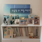 저희집 복도 수납장에는 계절이 있어요
⛱️⛱️⛱️⛱️⛱️🍁🍁🍁🍁🍁

사진을 집에서 인화해서 액자에 꽂아두곤 하는데
신혼여행에서 멈춰있다가
아기사진으로 바꿨어요ㅎㅎ

액자도 시원한 여름에서 가을분위기로~

사물들 혼자 움직이는 효과로 영상 찍어보려고 했는데
이게 아닌가봐요.. 
매우 어색한 느낌😀

#콘수프기록집 #오늘의우리집
#수납장 #수납장인테리어 #사진인테리어 #사진액자 #수납장위꾸미기 #복도꾸미기 #복도인테리어 #맞팔 