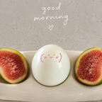 #예쁜그릇자랑 #식탁위예술 

아침엔 계란 두 알로 시작해요.🥚🥚
간단하면서 든든해서
어느 순간부터 자연스럽게 정착한 저의 아침 루틴.

올스텐 찜기에 10분 쪄서 호로록 까고,
동생이 선물해준 귀여운 그릇에 쏙🤍
원래 잼이나 소스를 담는 그릇인데
계란 담기에도 사이즈가 딱이더라고요.
폴라앳홈 미미파우 그릇이에요

오늘은 후무스도 같이 담아봤어요.
담백한 계란에 고소하고 부드러운 후무스가
생각보다 너무 잘 어울려서 요 조합 추천! 🙌🏻

매일 먹던 계란도
예쁜 그릇에 담아 조금 다르게 먹으니
또 새롭네요.🤍
