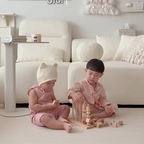 #콘수프기록집 #현명한소비 

아이 있는 집은
냄새 관리도 중요하더라고요 🤎

환기하고 청소해도 신경 쓰이는
음식 냄새, 화장실 냄새, 생활 냄새들

그렇다고 매번 뿌려서 관리하기엔 번거롭고
그래서 사용해 본 위프(Whiff) 고체 탈취제

고체 타입이라 흘러내릴 걱정 없이
필요한 공간에 ‘툭’ 놓아두면 되니까 간편하고,

향으로 냄새를 덮는 게 아니라
악취 원인을 없애는 탈취제라 더 마음에 들었어요.

자연유래 성분을 사용하고
30분 만에 악취 99% 제거 테스트를 완료한 제품이라
아이들과 생활하는 공간에서도 안심하고 사용하고 있어요 ◡̈

거실, 아이방, 욕실처럼
생활 냄새가 신경 쓰이는 곳에
하나씩 두고 사용하기 좋은 위프 🤍

#위프 #Whiff #위프탈취제 #고체탈취제 #고체탈취제추천