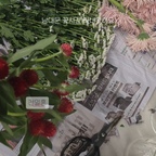 #오늘의우리집

나이가 들수록 꽃이 너무 좋아요.
더운 여름 빼고는 텀 없이 꽃을 두려고해요.
남대문 꽃시장에서 한아름 사 온 꽃으로
엄마, 동생 나눠주고도 이렇게나 많아서 
화병이 네 개나 나왔어요.
이번 꽃의 주인공은 천일홍+계란소국이에요.
이 조합이 얼마나 예쁘던지 반했답니다.
꽃이 베란다에도 거실에도 주방에도 있으니
오늘의 우리집이 배로 화사해졌어요.

#집꾸미기 #집스타그램 #구축아파트인테리어 #구축아파트 #리모델링 #30평대인테리어 #리모델링후기 #인테리어노하우 #화이트인테리어 #컬러인테리어 #리빙인테리어 #턴키인테리어  #블랙앤화이트인테리어 #우드인테리어 #남대문꽃시장 #꽃스타그램 #꽃꽂이 #꽃인테리어 