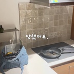 #셀프타일시공후기

셀프 타일 시공, 망했어요… 🥲

남들 다 타일 스티커 붙일 때
저는 굳이 진짜 타일을 붙이겠다고 나섰어요. 😂

타일도 사고, 아덱스 타일본드도 사고,
흙손까지 준비해서 하나하나 붙였는데…

완성하고 보니 생각했던 모습이 아니네요. 🥹

석고보드 위에 마이크로시멘트로 마감된 주방 벽이라
타일 시공이 가능할까 걱정도 했지만,
어차피 재개발로 철거될 집이니까
용기 내서 도전해 봤거든요.

그런데 볼 때마다 뭔가 이상하고,
안 하느니만 못한 것 같기도 하고… 😂

분명 머릿속에서는 예뻤는데
현실은 왜 이렇게 다른 걸까요?

결국 떼기로 했어요…
다음편을 기대해주세요 🥹😭😭ㅋㅋㅋ

#셀프인테리어 #셀프타일시공 #타일시공 #주방인테리어 #주방꾸미기 #셀프리모델링 #셀프집꾸미기 #집꾸미기 #오늘의집 #구축아파트인테리어 #구축아파트 #재개발아파트 #몸테크 #인테리어실패 #DIY인테리어