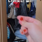#광고 옷장 정리할 때 부피 큰 옷과 자주 입는 옷, 어떻게 나눠 보관하세요? 대형 진공압축박스로 보관할 옷을 정리하고, 적층형 슬라이딩 옷장 선반으로 수납 공간을 활용해요. 옷접기 보드판으로 접는 모양도 맞춰볼 수 있어요. 영상 속 제품이 궁금하신 분들은 제 댓글 링크에 들어오셔서 351번을 검색해주세요 :) #옷장정리 #수납꿀팁 #진공압축박스 #옷접기