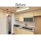 19평 구축아파트, 이렇게 달라질 수 있다고요? 🤍

interior point ✔️

부천 상동 한아름한국아파트 19평
Before & After!

기존에는 오래된 아이보리색 주방 가구와 형광등,
알록달록한 욕실 타일과 어두운 바닥재로 인해
전체적으로 낡고 답답한 분위기였어요.

이번 현장은 단순한 마감재 교체를 넘어
작은 평수를 효율적으로 활용할 수 있도록
공간의 구조와 동선을 새롭게 계획했습니다.

가장 큰 변화는 바로 대면형 아일랜드 주방! ✔️

기존에는 가스레인지와 싱크대가
한쪽 벽면에 나란히 배치되어
조리 공간이 넉넉하지 않았는데요.

냉장고 위치를 조정하고
벽면에는 개수대와 식기세척기를,
아일랜드에는 인덕션을 배치해
세척과 조리 공간을 분리했습니다.

덕분에 거실을 바라보며 요리할 수 있는
대면형 주방이 완성되었답니다.

욕실은 베이지 톤의 600각 포세린 타일로
차분하고 깔끔하게 정리하고,
기존에 없던 욕조와 연장 젠다이까지 더했어요.

거실과 침실은 밝은 화이트 벽지에
따뜻한 오크 컬러의 마루를 매치해
아늑한 화이트우드 인테리어로 완성했습니다.

✔ 일자형 주방 → 대면형 아일랜드 구조변경
✔ 인덕션 위치 변경으로 조리 동선 개선
✔ 도브화이트 가구로 깔끔한 주방 완성
✔ 600각 포세린 타일과 욕조로 달라진 욕실
✔ 블론테 본오크 마루로 따뜻한 분위기 연출
✔ 매립 조명과 간접조명으로 깔끔한 천장 디자인

작은 평수라고 원하는 인테리어를 포기할 필요는 없어요.

19평도 어떻게 설계하느냐에 따라
공간의 활용도와 분위기가 달라질 수 있답니다.

구축아파트 리모델링을 고민하고 계신다면
이 영상 꼭 저장해 두세요! 📌

공간의 가치를 높이는 디자인노브.

📍 부천 상동 한아름한국아파트 19평
🏠 DESIGN NOB INTERIOR

📷 이미지 안내
영상 속 일부 주방 이미지는 AI로 가전 배치를 연출한 참고 이미지입니다.

#부천인테리어
#상동인테리어
#한아름한국아파트
 #한아름한국아파트인테리어 
#19평인테리어 
#19평아파트인테리어 
#10평대인테리어 
#구축아파트리모델링
 #주방구조변경 
#대면형주방 
#아일랜드주방 
#좁은주방인테리어 
#화이트우드인테리어 
#도브화이트주방 
#구정마루블론테
 #디자인노브


